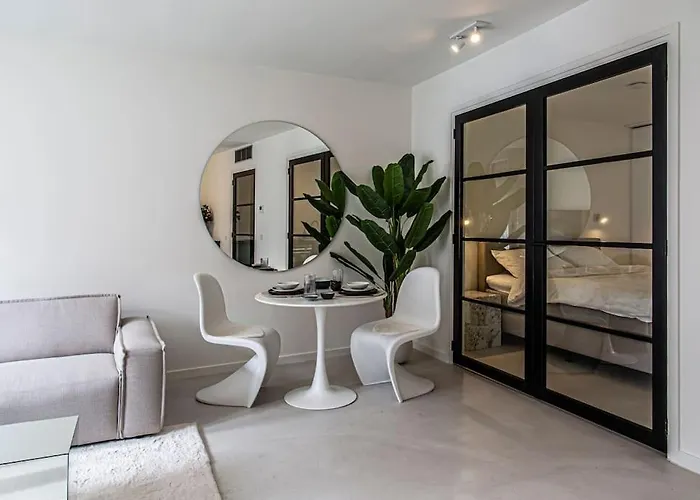 Cloud Nine - Romantic & Design App In Center!